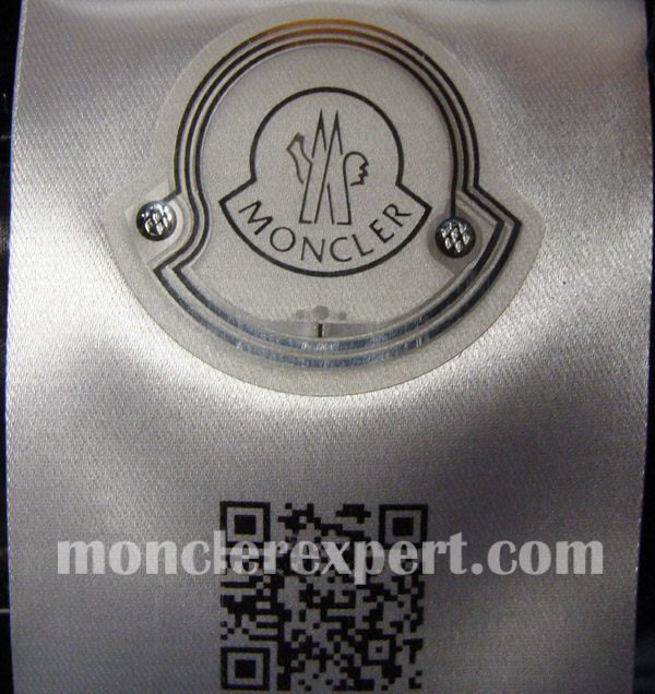 Moncler Expert - Details of the QR code tag