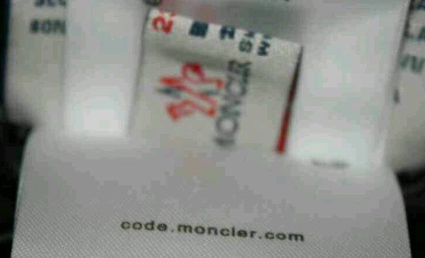 Moncler Expert - Details of the Certilogo tag